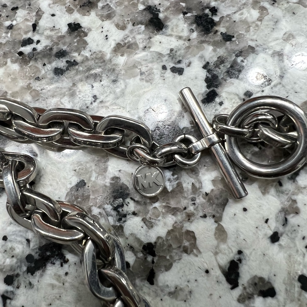 Michael Kors padlock Necklace - Picture 6 of 6